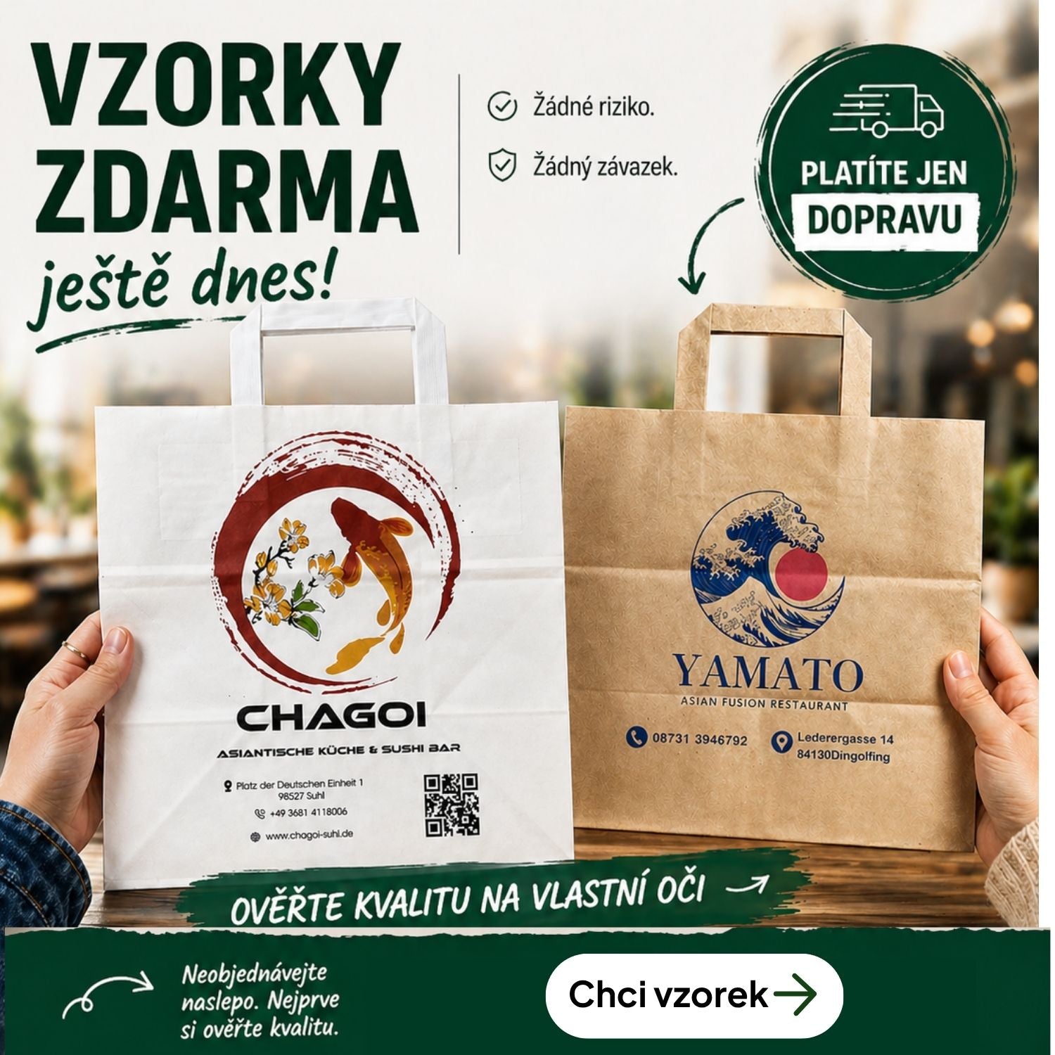 Vzorky kraft tašek s potiskem na stole v restauraci